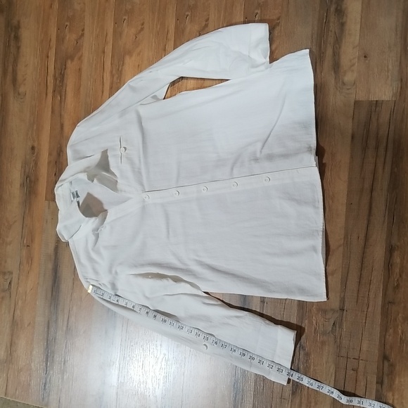 CHICO'S Textured White V-Neck Roll Tab Blouse with Pocket - Picture 12 of 13